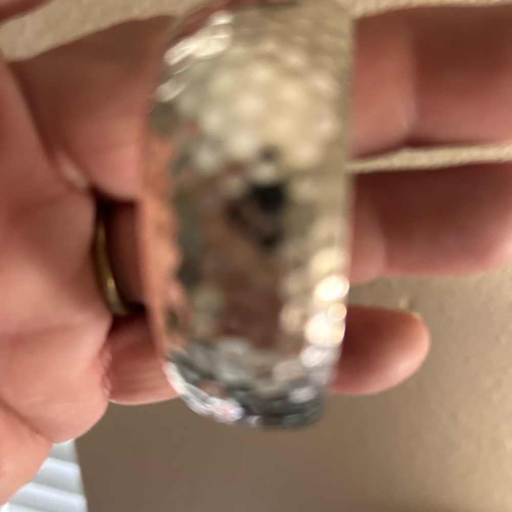 Elegant Silver Hammered Bracelet - Picture 4 of 8